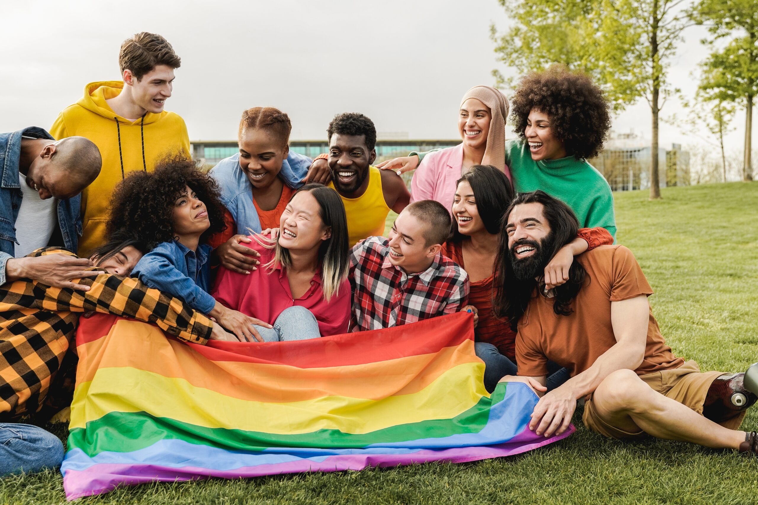 Empoderando a juventude LGBTQ+: construindo espaços seguros para crescimento e aceitação